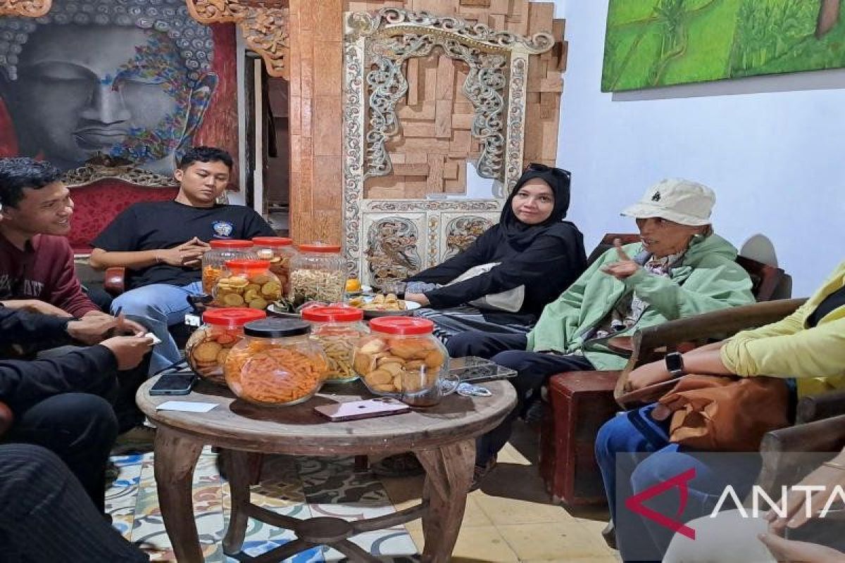 Mahasiswa UGM  kuliah lapangan di Festival Lima Gunung XXIII Magelang