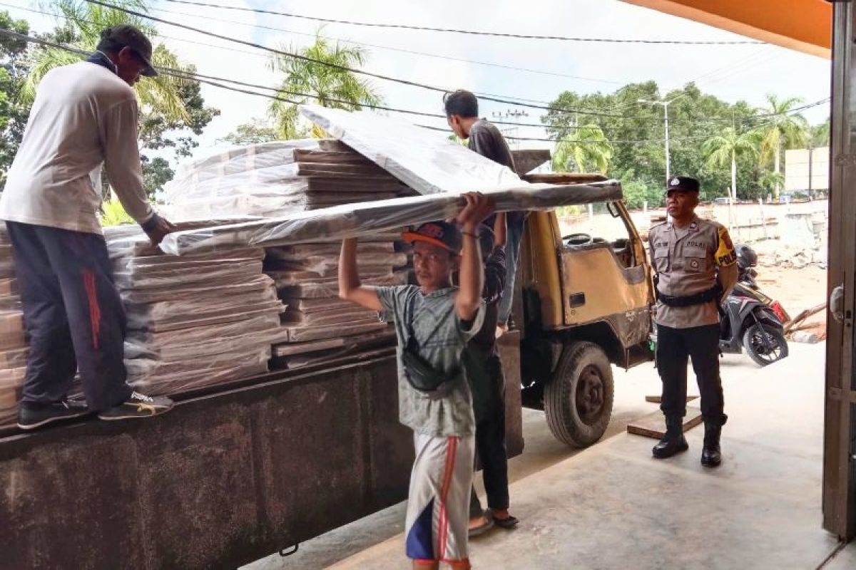 Polres Karimun kawal pengiriman kotak dan bilik suara pilkada