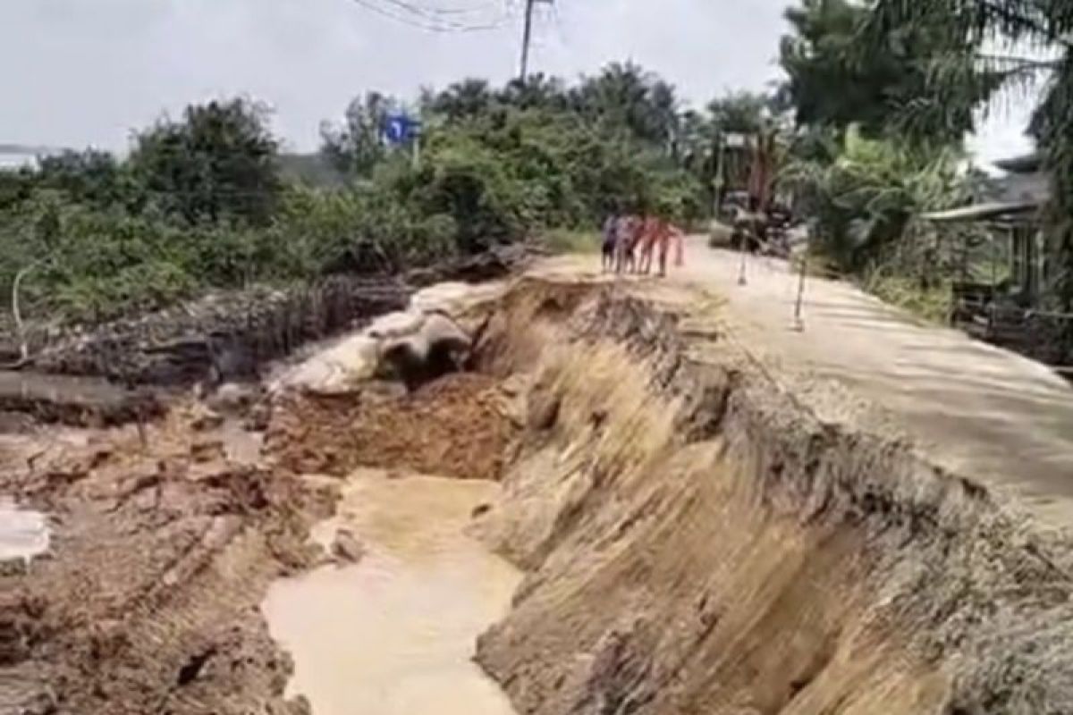 Longsor, jalan lintas Rengat-Tembilahan Riau putus