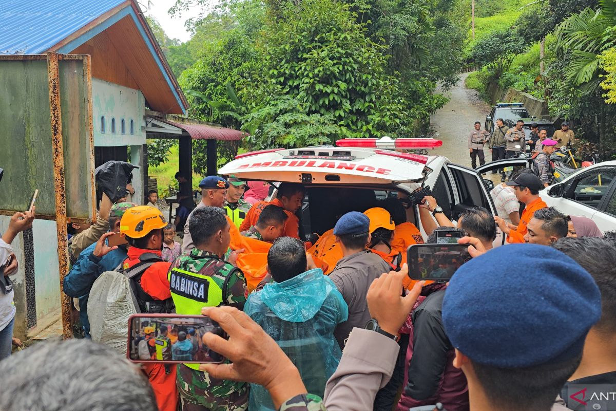 Semua korban longsor di Solok berhasil dievakuasi dan 13 meninggal