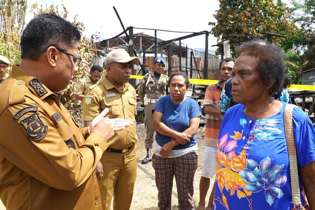 Pemkot Jayapura serahkan bantuan korban kebakaran di Kampung Yoka