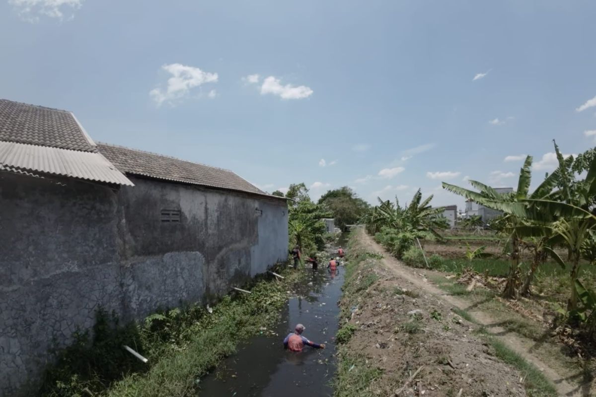 Antisipasi banjir, Pemkot Semarang intensifkan pengerukan sungai