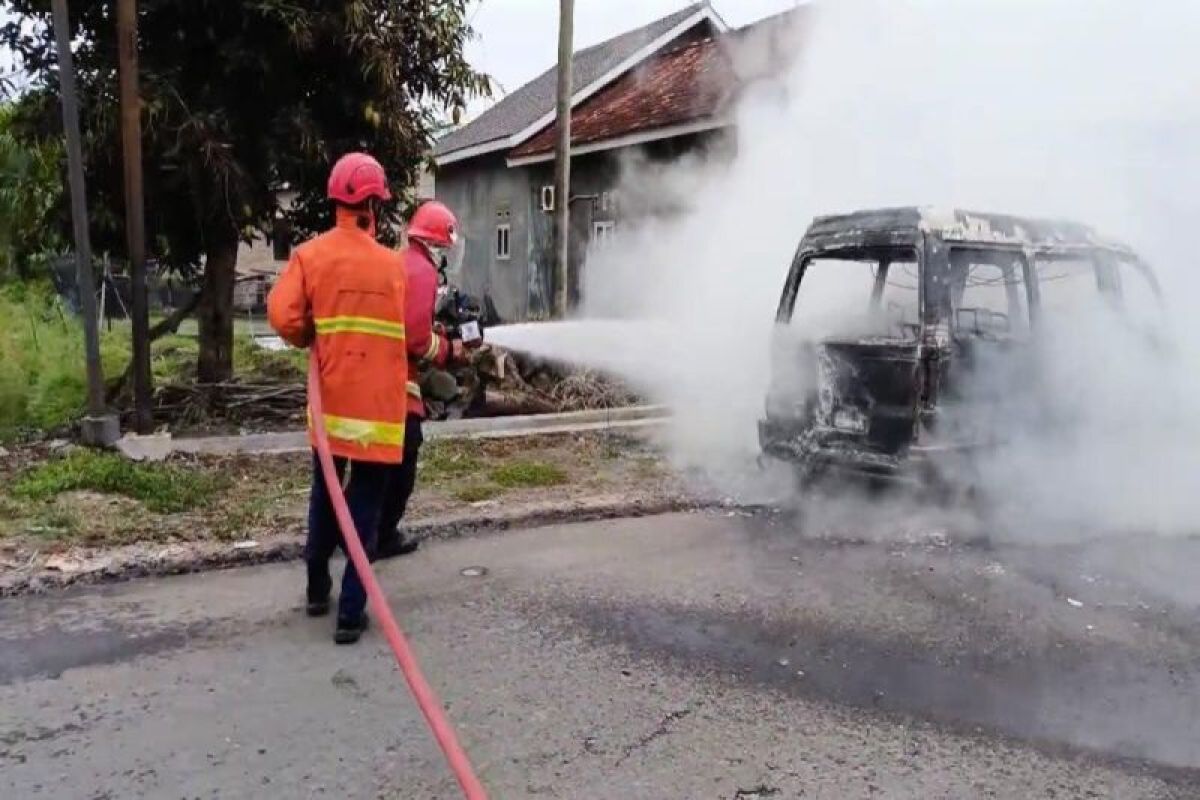 Korsleting di mesin mobil, api menyambar ke muatan BBM hingga terbakar di Lampung Selatan