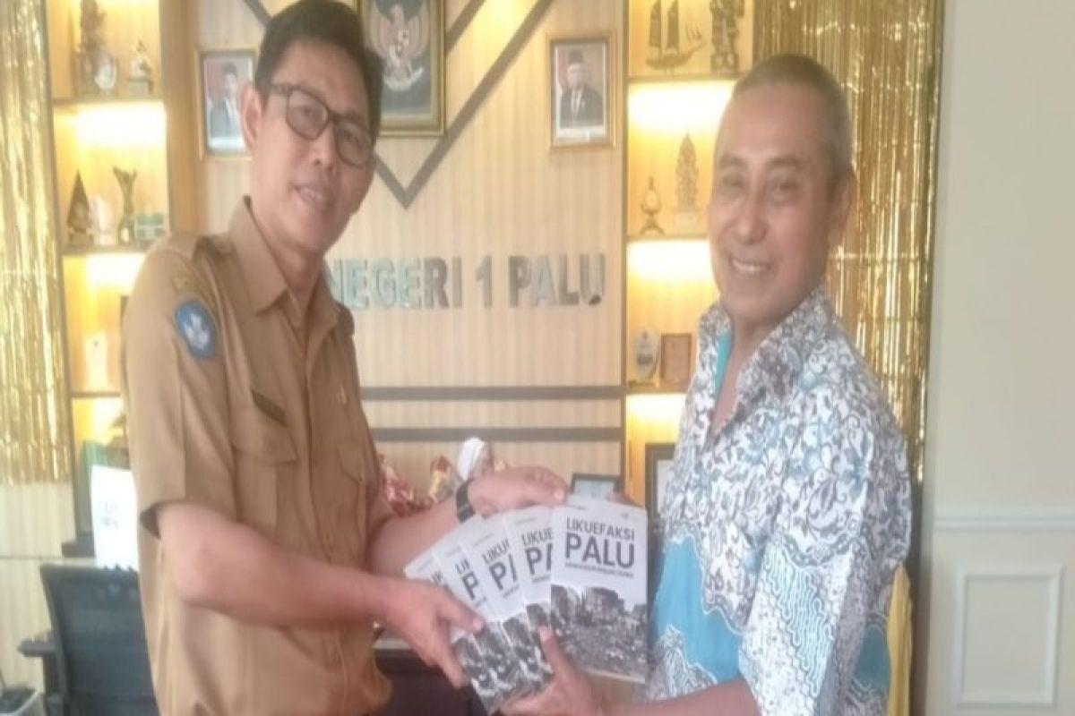 Tokoh Pers Palu donasikan buku Likuefaksi Palu untuk pendidikan