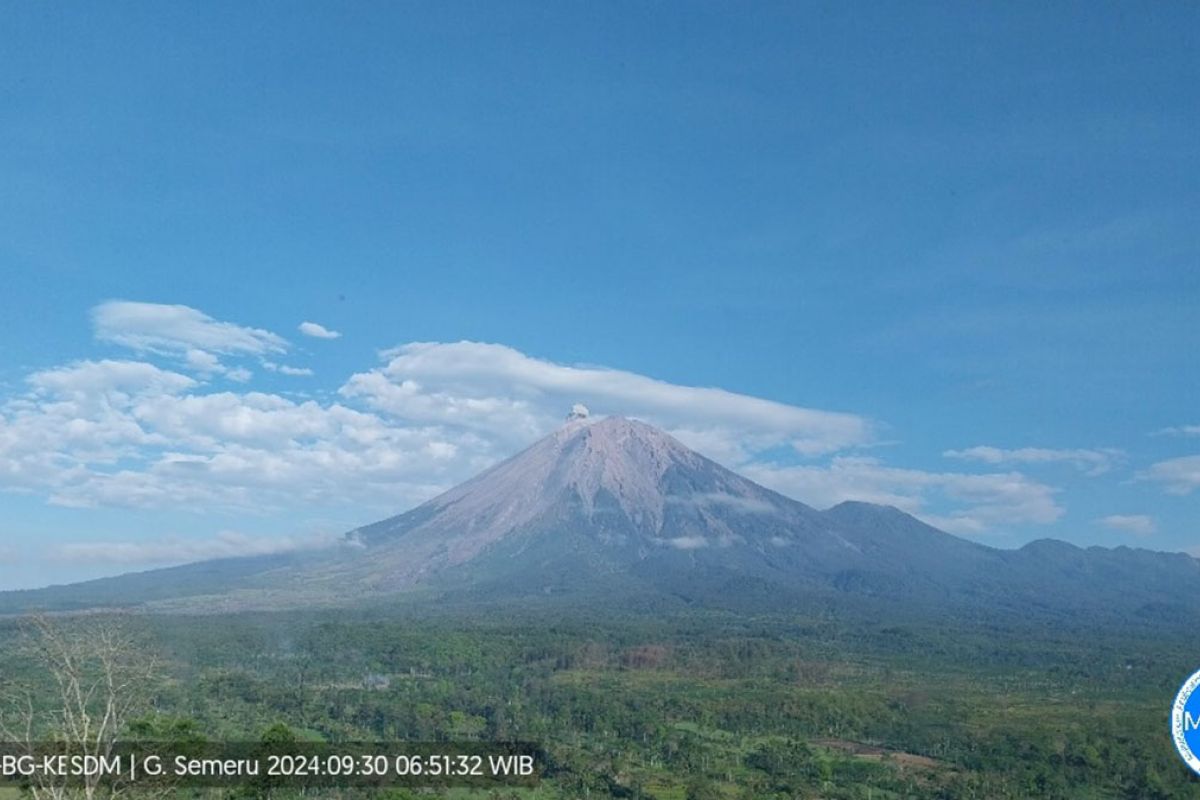 Semeru erupsi dengan amplitudo 22 mm pada Senin pagi