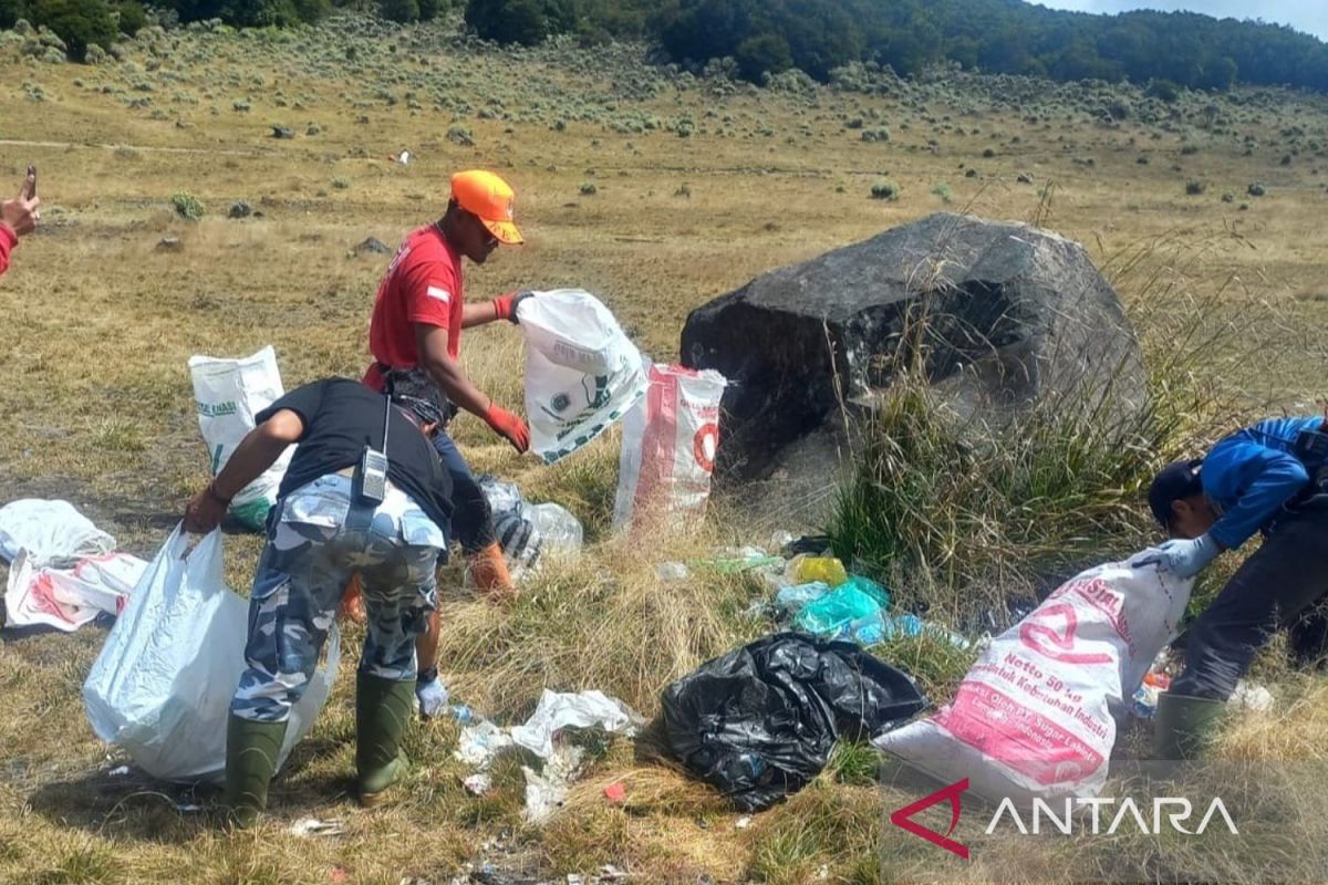 Duh, sampah tak diundang di Gunung Gede Pangrango capai se-ton