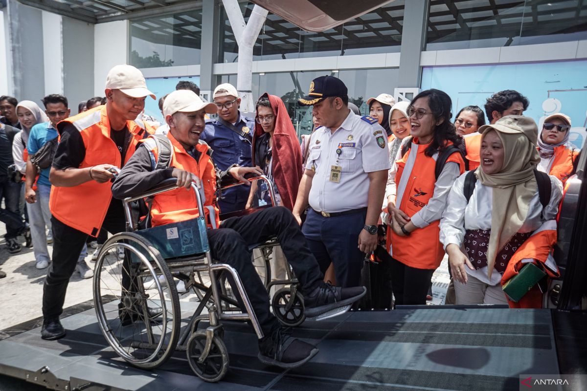 Transportasi untuk atlet Peparnas mulai berdatangan ke Solo