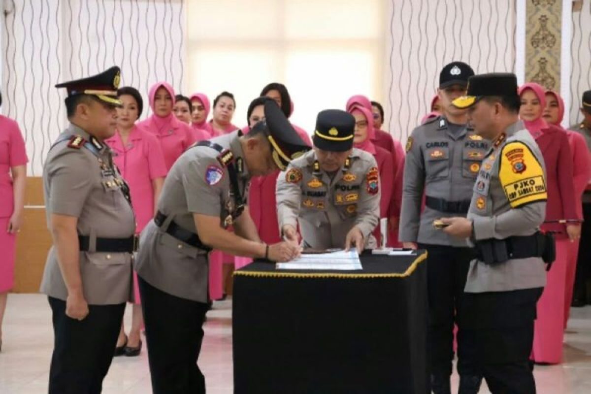 Kapolda Sulut sertijab empat pejabat utama dan satu Kapolres