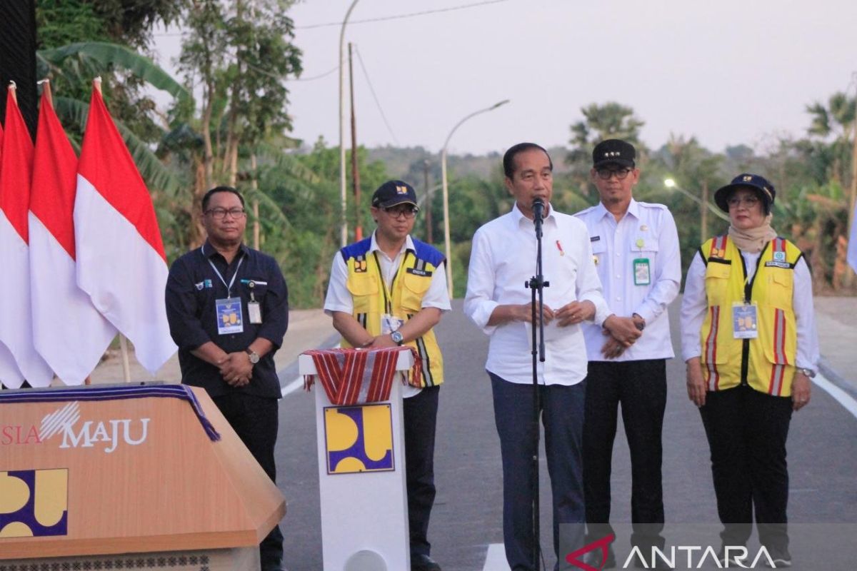 Presiden Jokowi meresmikan 27 ruas jalan IJD di NTT