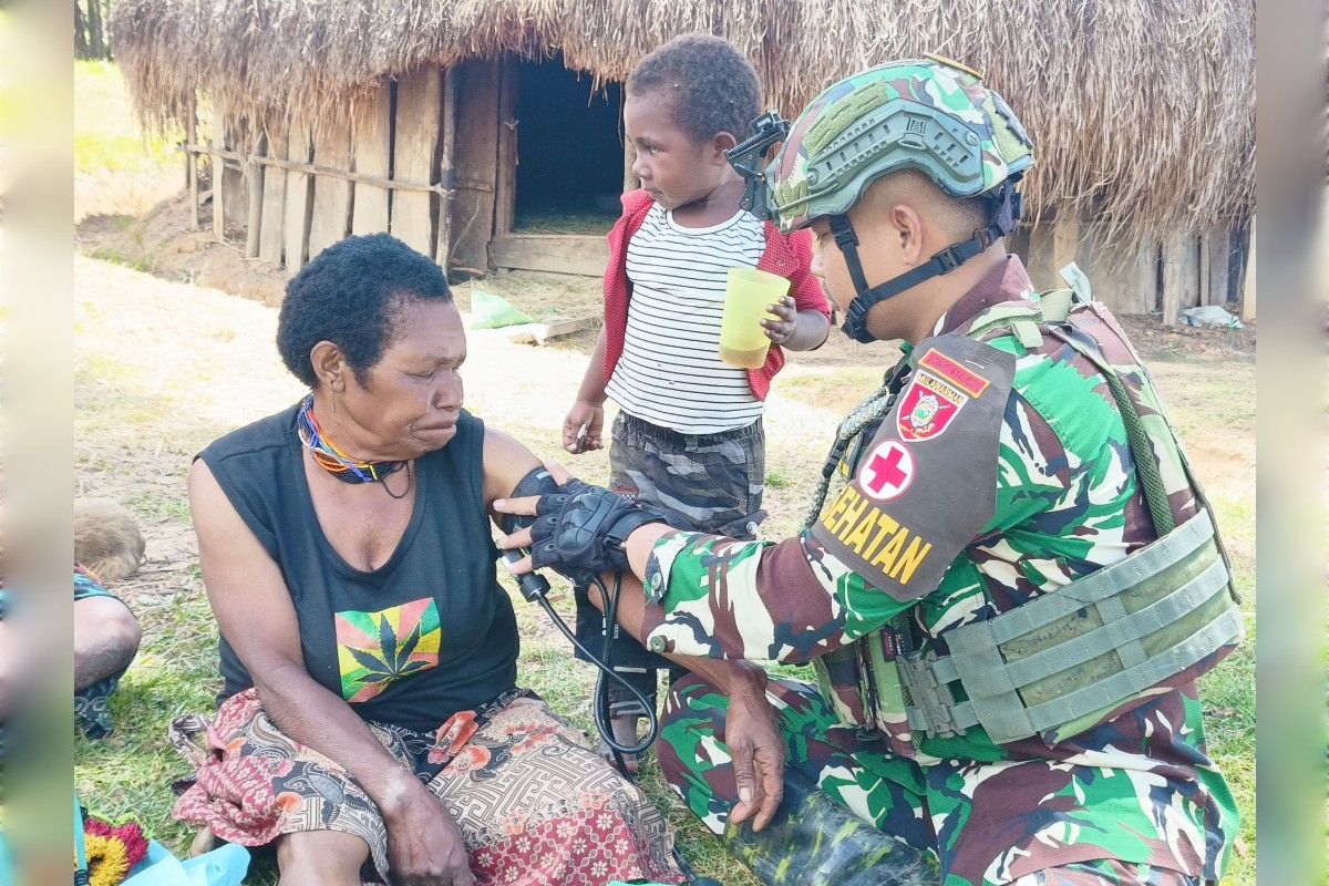 Prajurit Satgas Yonif 614/Rjp periksa kesehatan warga Kampung Bakon