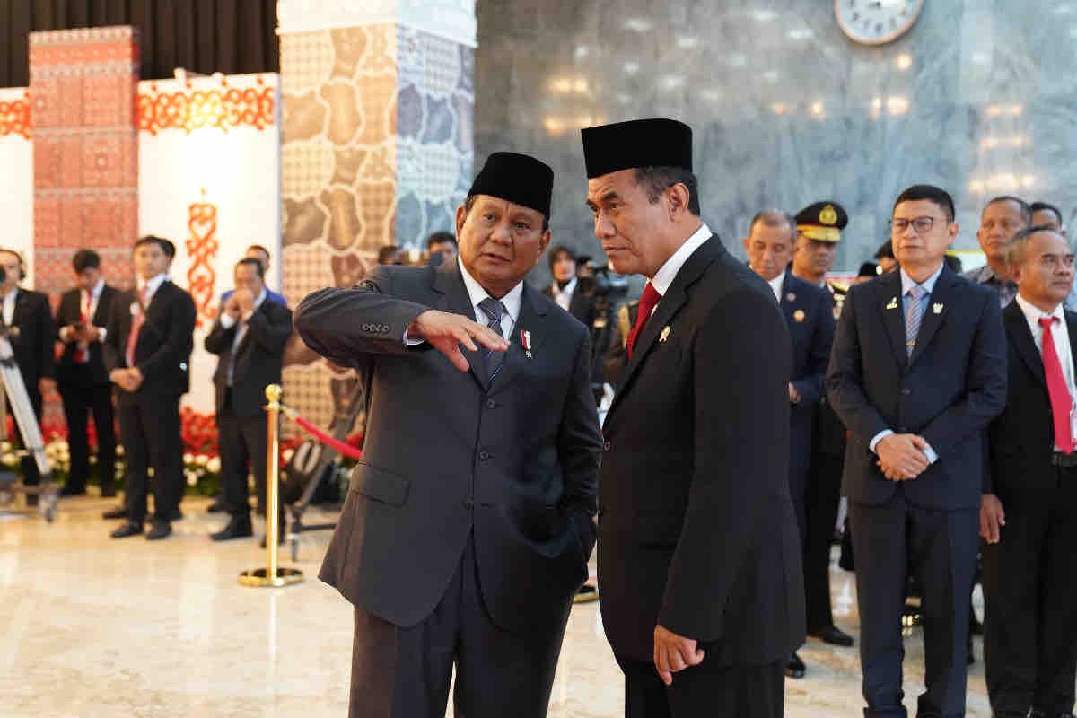 Presiden terpilih Probowo Subianto "bisiki" Mentan Amran dipelantikan DPR