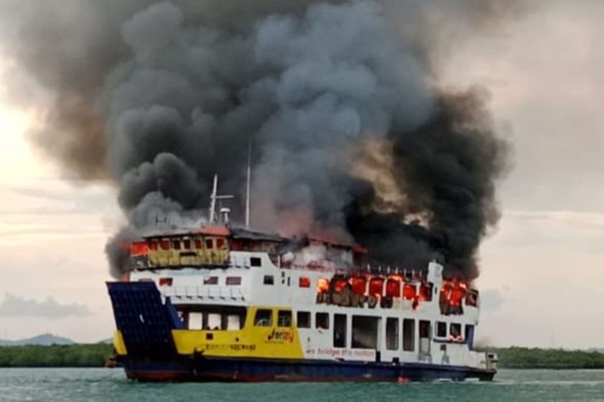 Roro KMP Tandeman terbakar di perairan Pulau Asam Kepri