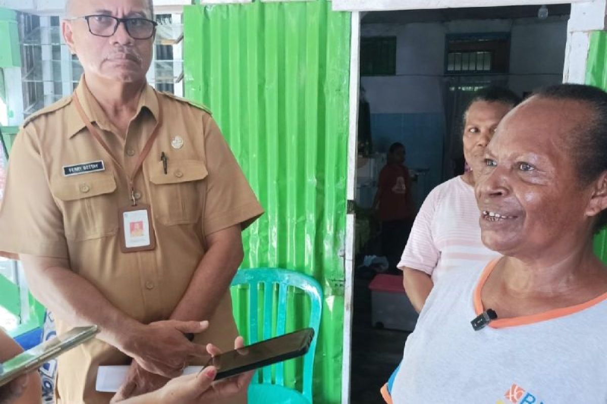 Dinsos Biak Numfor salurkan bantuan sosial program otsus 2024 bagi OAP