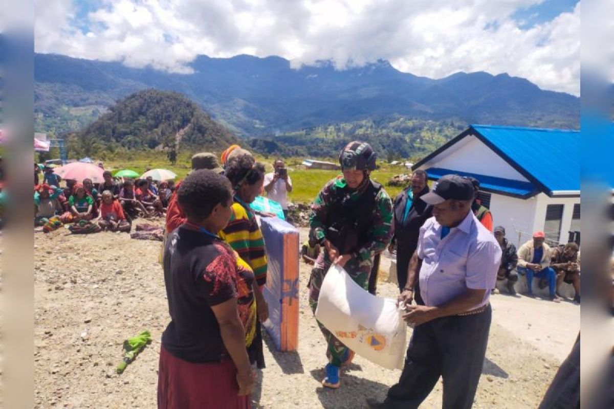 BPBD Puncak dan Satgas Yonif 751/VJS bagikan sembako tujuh distrik