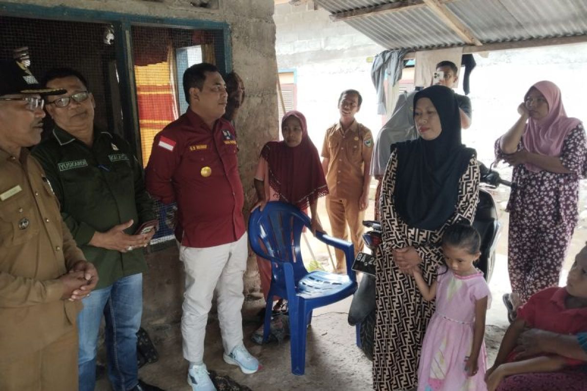 Pjs Bupati Era Sukma Munaf bertemu sekaligus berdialog dengan korban banjir di Batu Bala