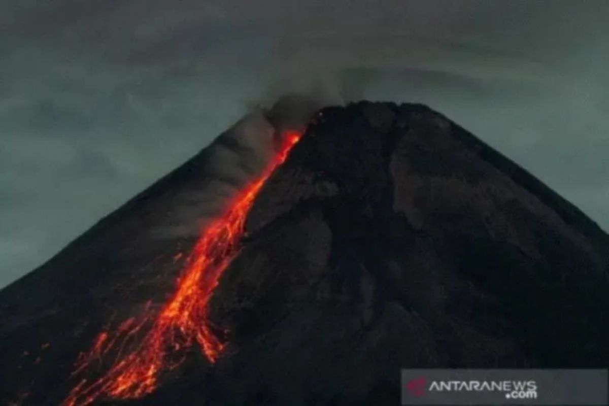 Gunung Merapi  luncurkan 21 kali guguran lava sejauh 1,5 km