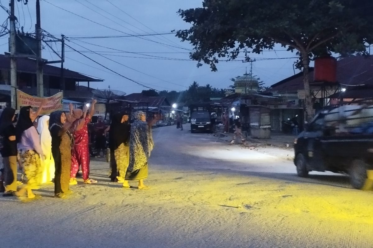 Tolak relokasi Pasar Menggala Sakti, warga dan massa  di Rohil nyaris bentrok