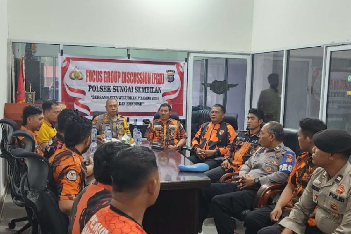 Polsek Sungai Sembilan gelar diskusi pilkada damai dengan Pemuda Pancasila