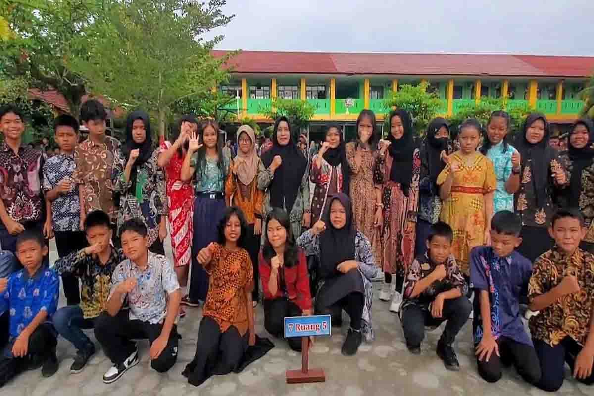 Tanamkan rasa cinta warisan budaya, warga SMPN 1 Sampit kompak kenakan batik