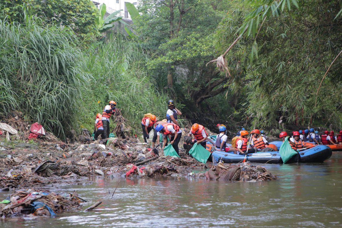 PIS bersihkan ribuan ton sampah di Sungai Ciliwung