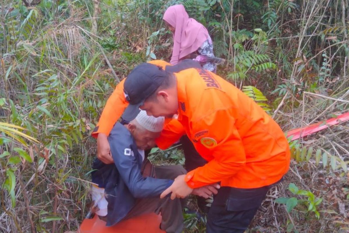 Basarnas evakuasi pasutri yang tersesat di hutan Nanga-nanga