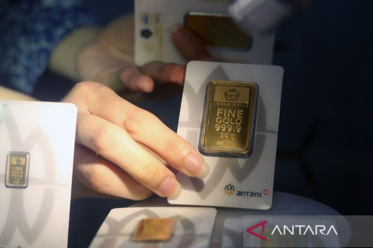 Harga emas Antam Selasa turun Rp2.000 per gram