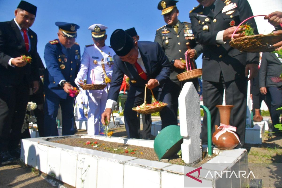 Pj Gubernur NTB ziarah ke Makam Pahlawan peringati HUT ke-79 TNI