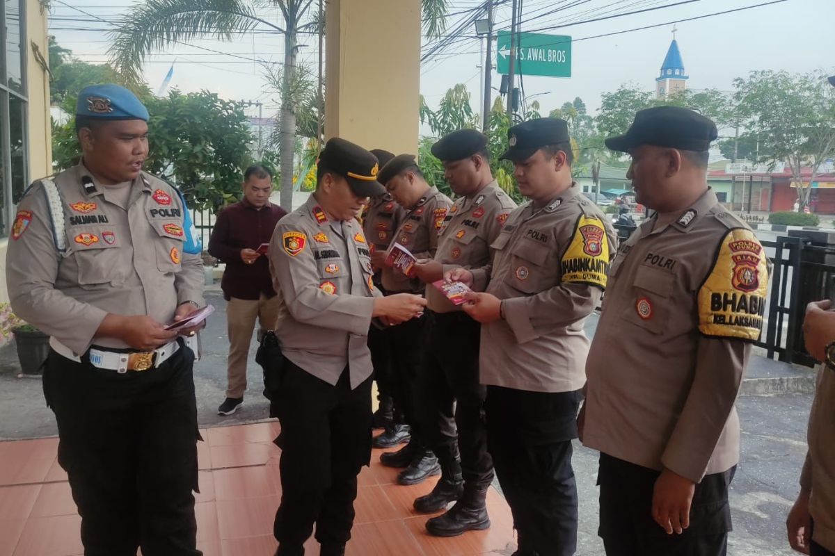 Polres Dumai bagikan buku saku netralitas Polri ke personel