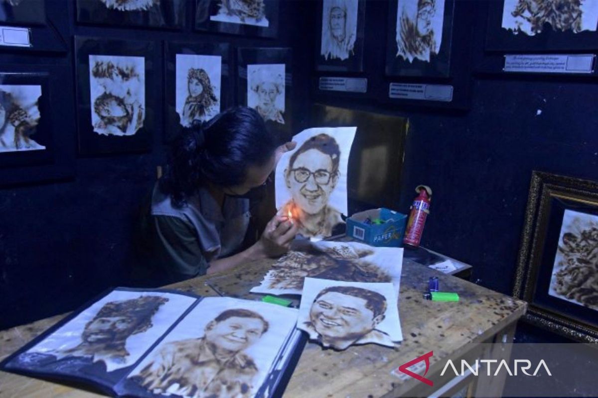 Melihat seni lukis bakar di Cikarang