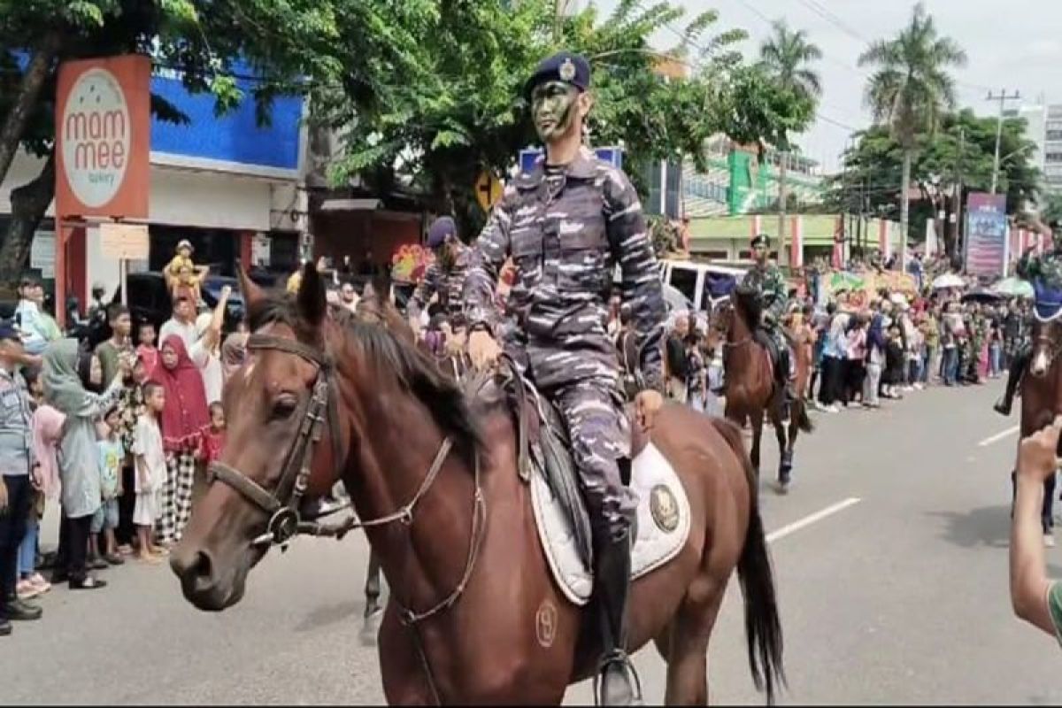 Pasukan berkuda memeriahkan defile HUT ke-79 TNI di Sumsel