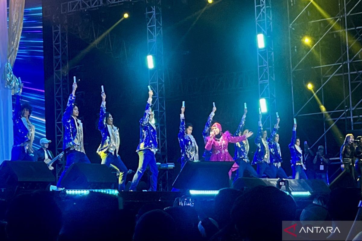 Penyanyi Elvy Sukaesih warnai panggung musik Synchronize Fest 2024