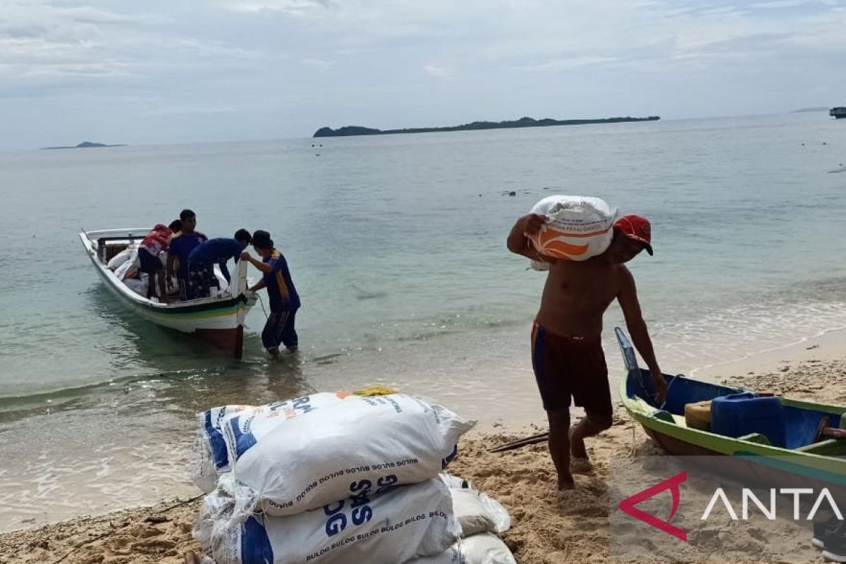 Govt provides 1.2 tons rice assistance to Gresik Island