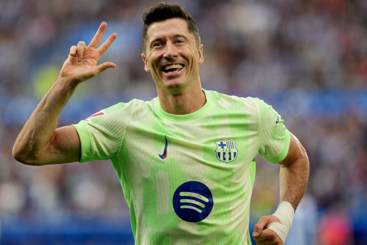 Lewandowski bawa Barcelona lumat Alaves