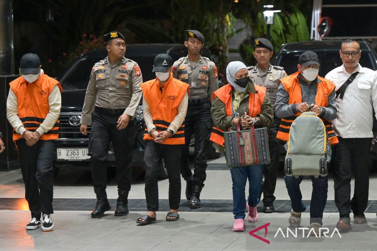 Empat tersangka suap Kalsel dibawa ke Gedung Merah Putih KPK