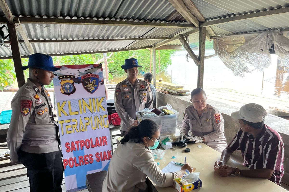 Satpolairud Polres Siak sampaikan pesan pilkada damai di klinik terapung