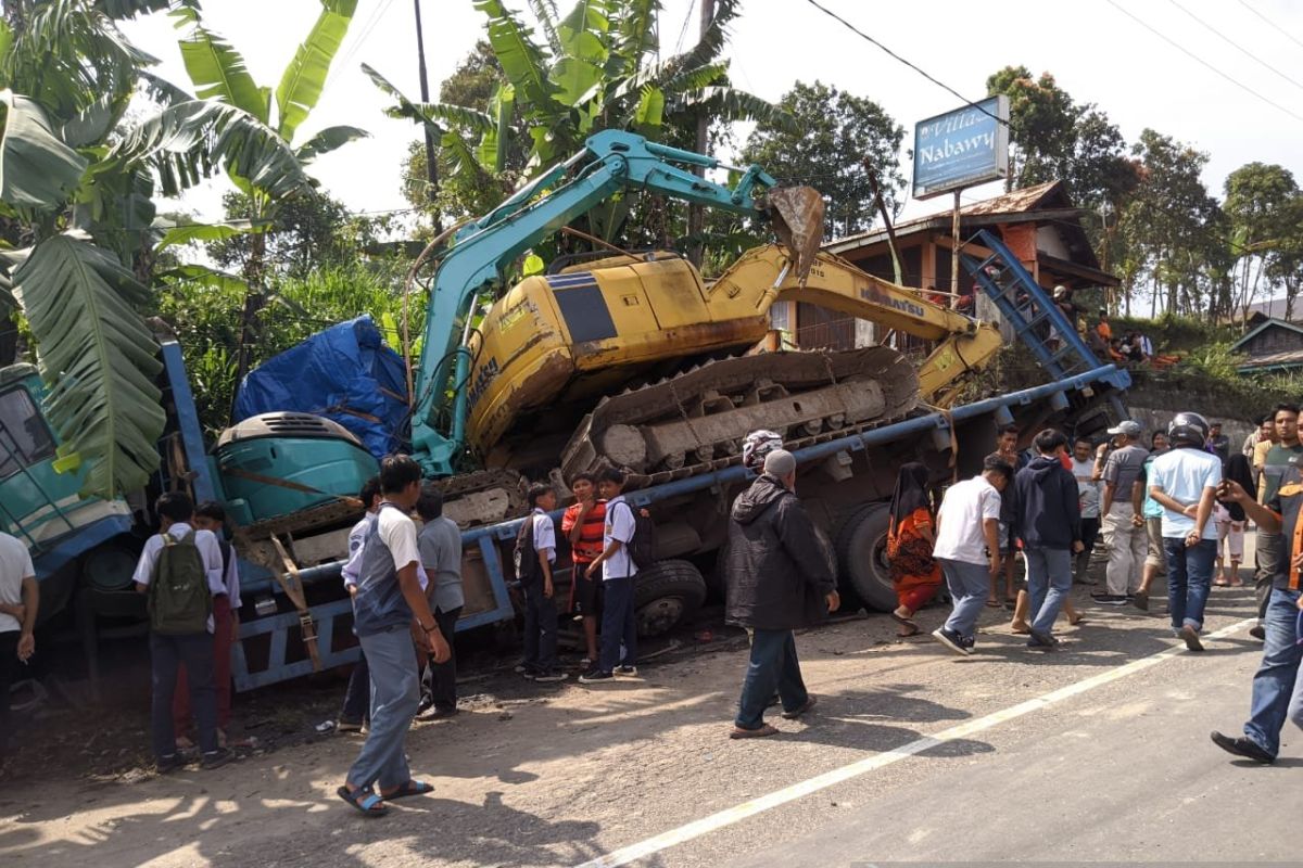 Truk diduga alami rem blong, kecelakaan beruntun  terjadi di Panyalaian (Video)