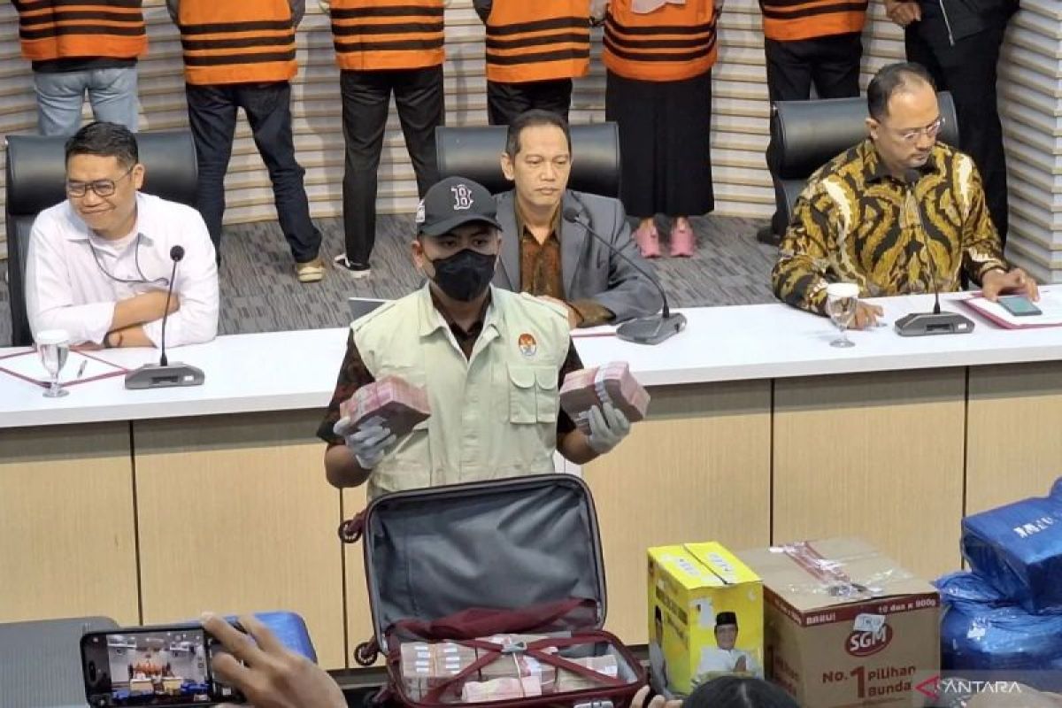 KPK perlihatkan Rp12 miliar  OTT di Kalsel, Paman Birin tersangka