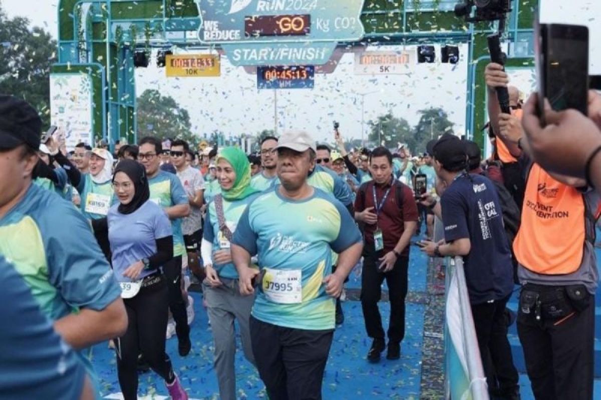 Lima ojol prasejahtera dapatkan motor listrik di PLN Electric Run 2024