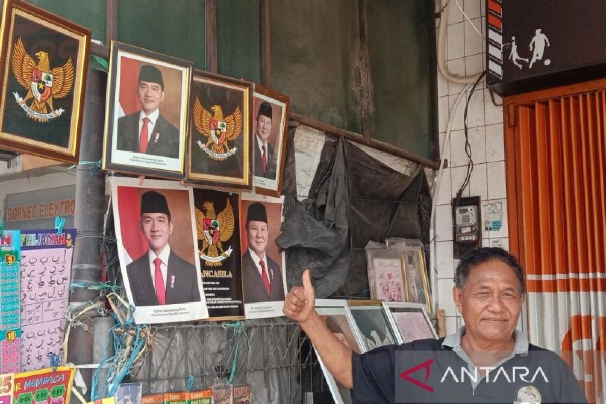 Jelang pelantikan, Pedagang di NTB mulai jual foto pigura Prabowo-Gibran