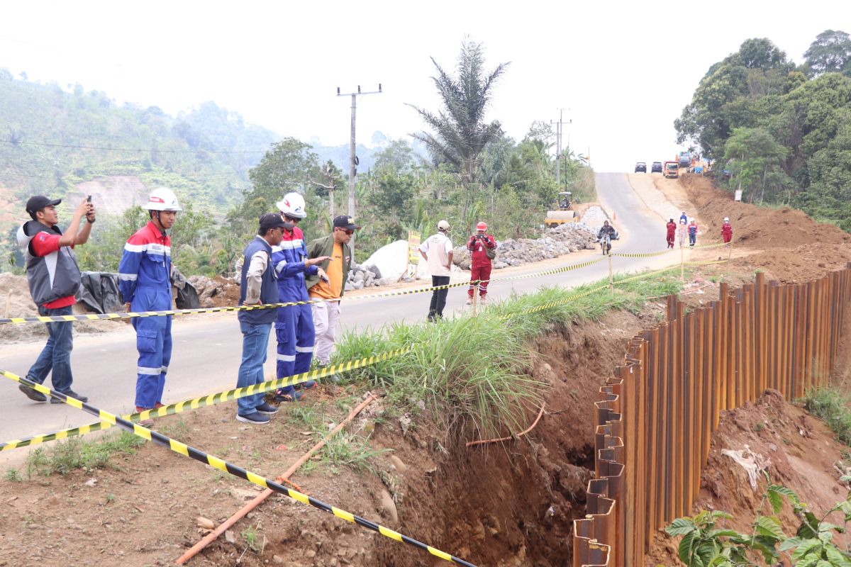 Pemprov Lampung-Pertamina Geothermal Energy  perbaiki jalan Talang Padang-Ngarip akibat longsor