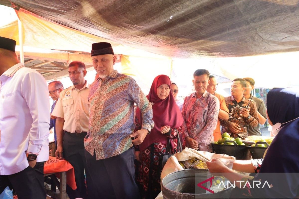 Blusukan di Pasar Batuhampar, Mahyeldi Ajak UMKM Manfaatkan Program SIMAMAK