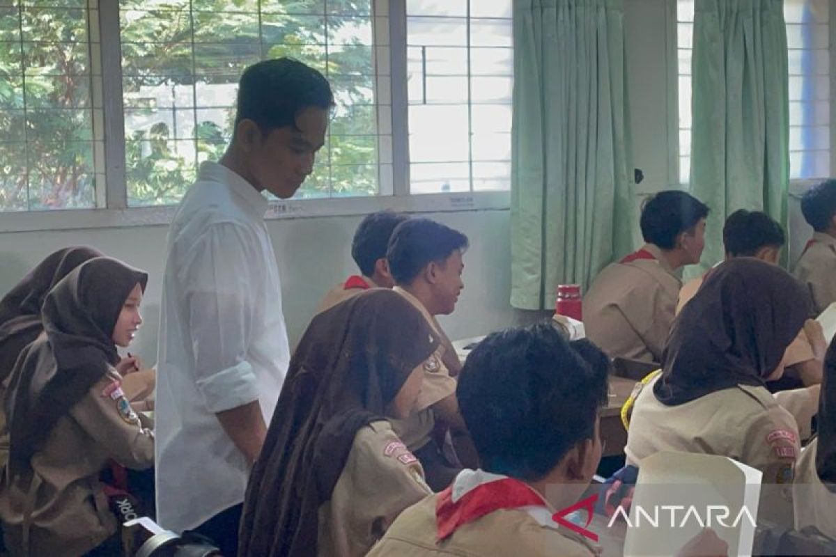 Gibran pantau uji coba makan siang bergizi gratis di sekolah