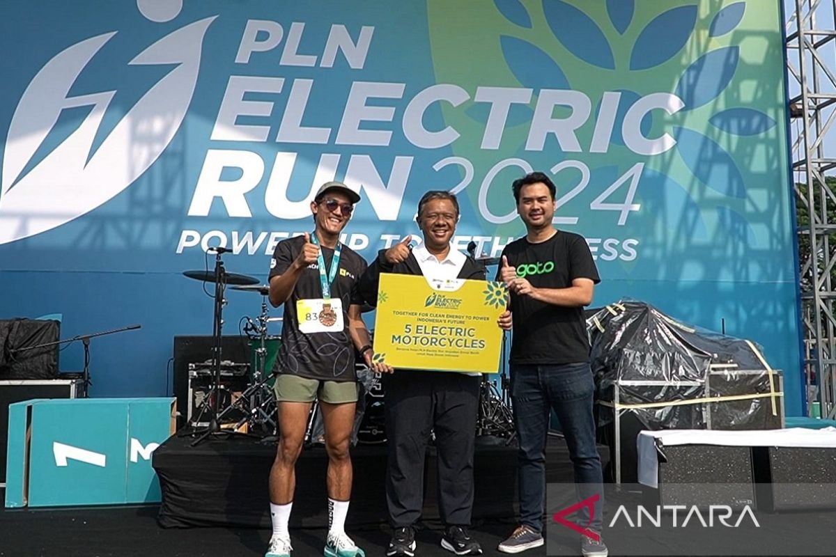 5 pengemudi ojol prasejahtera peroleh motor listrik di PLN Electric Run 2024