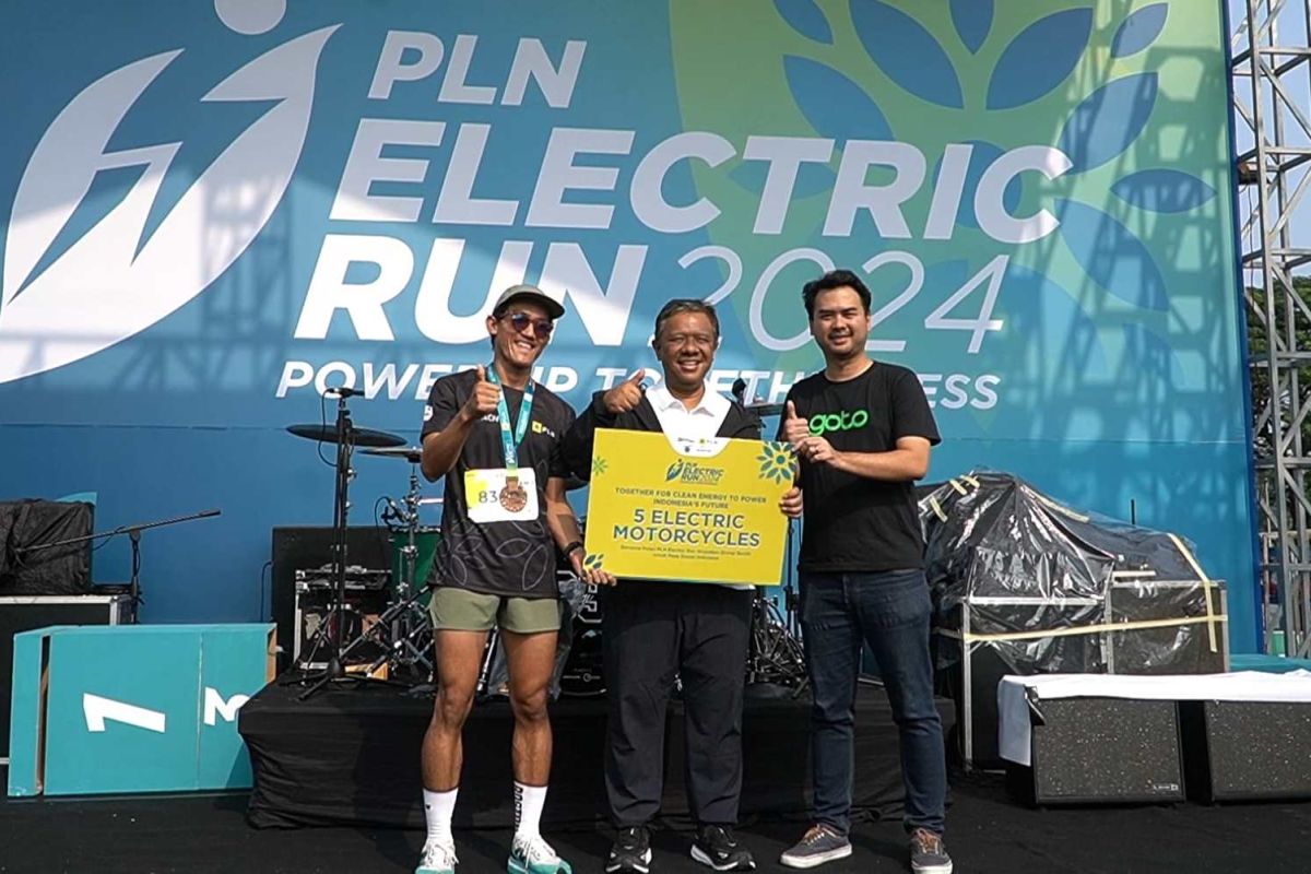 Lima pengemudi ojol prasejahtera dapat motor listrik di PLN Electric Run 2024