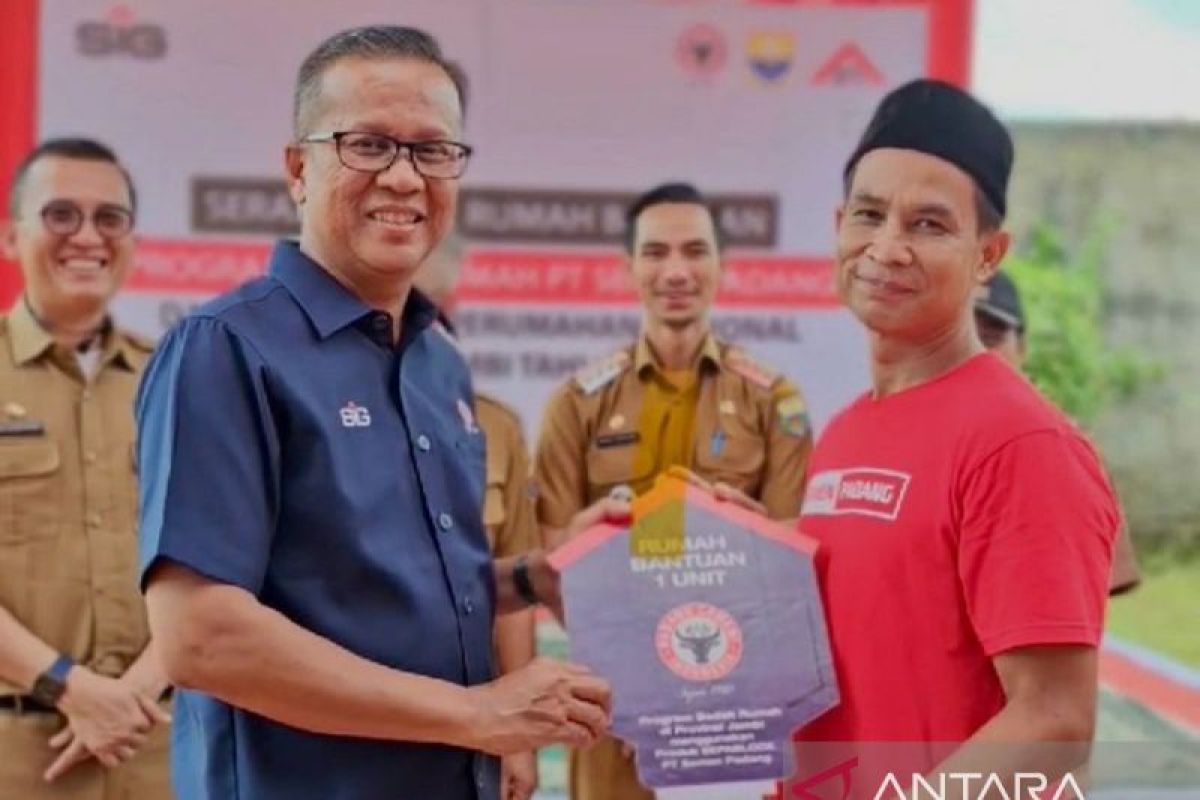 Program Bedah Rumah: PT Semen Padang Serahkan Bantuan di Provinsi Jambi