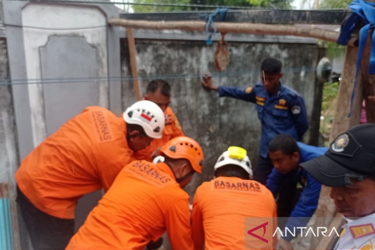 Basarnas Kendari evakuasi pria yang terjebak di dalam sumur