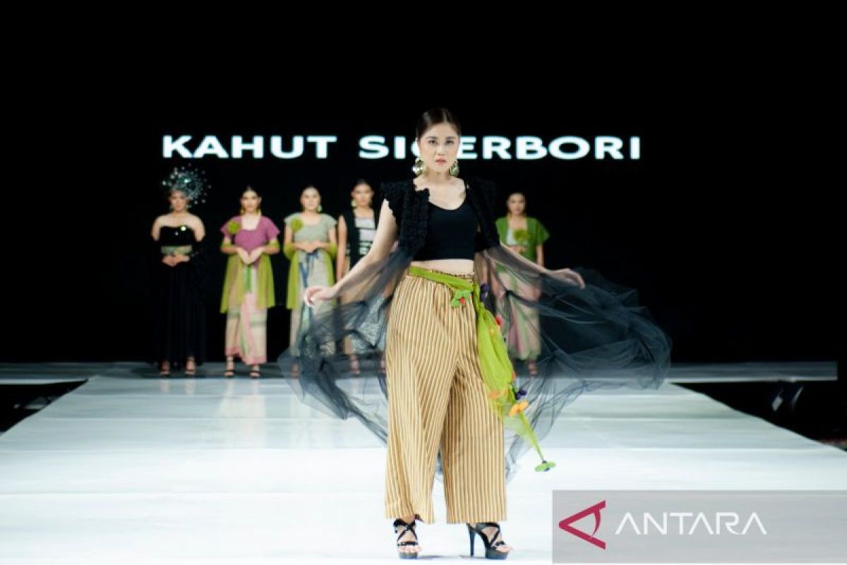 Kegiatan Lampung Fashion Tendace 2024 hadirkan karya desainer Gen Z