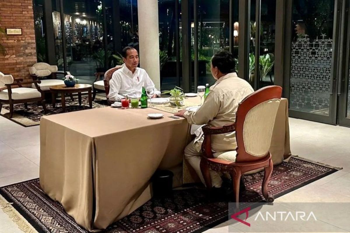 Jokowi bicara politik saat santap malam dengan Prabowo