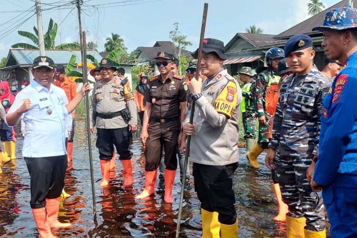 Kapolres Rohil tinjau banjir dan beri bantuan warga terdampak