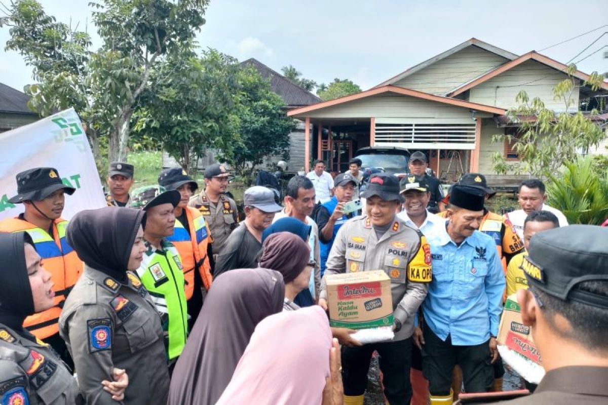 Kapolres Rohil salurkan sembako ke korban banjir di Bagan Timur